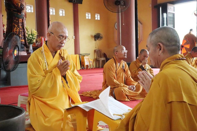 Thượng tọa Thích Thanh Hòa và Thượng tọa Thích Đôn Hậu đối thú an cư Thượng tọa Thích Thanh Hòa và Thượng tọa Thích Đôn Hậu đối thú an cư