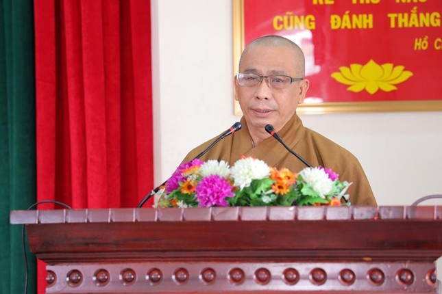 Thượng tọa Thích Tâm Chơn phát biểu tại hội nghị - Ảnh: Dương Lê