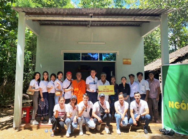 Trao tặng &quot;Ngôi nhà hạnh phúc&quot; đến gia đình ông Thạch Phươn và bà Sơn Thị Sa Mi