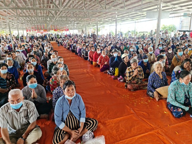 Bà con đến nhận quà Bà con đến nhận quà