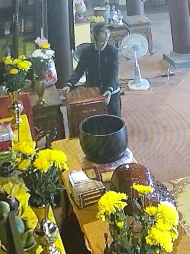 Hình ảnh camera ghi lại cảnh Lê Huy Ý bê thùng công đức tại chùa Cần Linh - Ảnh: Công an cung cấp Hình ảnh camera ghi lại cảnh Lê Huy Ý bê thùng công đức tại chùa Cần Linh - Ảnh: Công an cung cấp