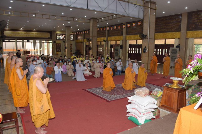 Đoàn đảnh lễ Tam bảo và tác bạch cúng dường Đoàn đảnh lễ Tam bảo và tác bạch cúng dường