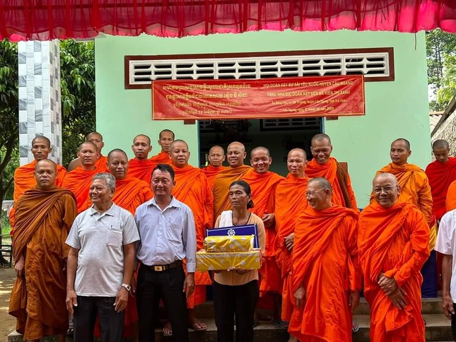 Hội Đoàn kết Sư sãi yêu nước huyện Cầu Ngang và địa phương bàn giao nhà cho bà Kiên Thị Xanh tại ấp Bông Ven Hội Đoàn kết Sư sãi yêu nước huyện Cầu Ngang và địa phương bàn giao nhà cho bà Kiên Thị Xanh tại ấp Bông Ven