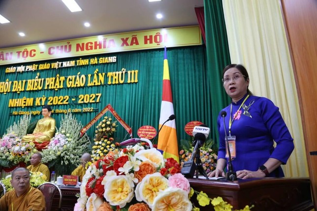 Bà Hà Thị Minh Hạnh phát biểu tại đại hội Bà Hà Thị Minh Hạnh phát biểu tại đại hội