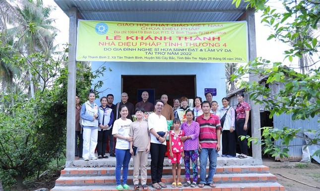 Trao tặng nhà tình thương do vợ chồng nghệ sĩ Hứa Minh Đạt - Lâm Vỹ Dạ tài trợ