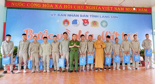 Tặng quà cho các học viên