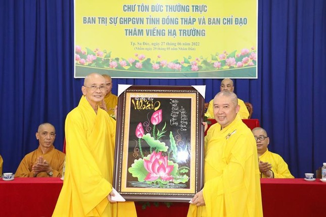 Tặng tranh lưu niệm tại chùa Phước Hưng Tặng tranh lưu niệm tại chùa Phước Hưng