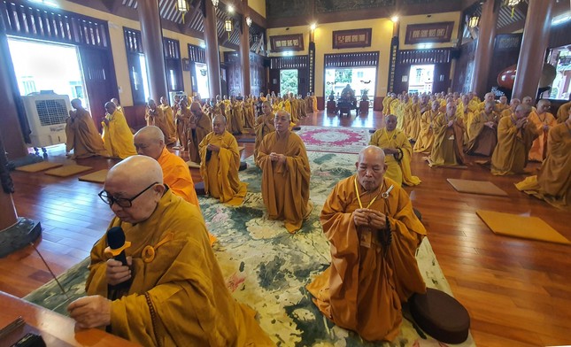 Chư tôn đức niêm hương bạch Phật