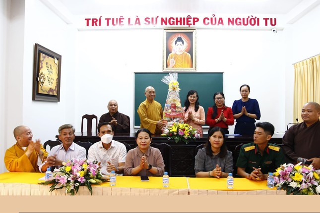 Đoàn lãnh đạo huyện Bình Chánh tặng quà tại hạ trường tu viện Tường Vân