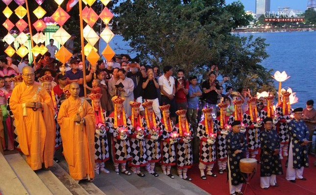 Ban Nghi lễ và chư Tăng chuẩn bị cho nghi thức Lục cúng tại lễ hội hoa đăng