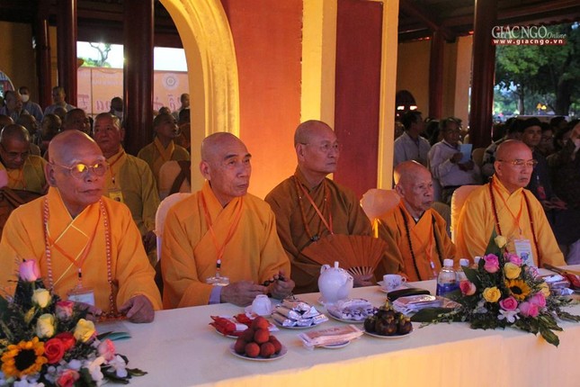 Chư tôn đức tham dự lễ hội hoa đăng