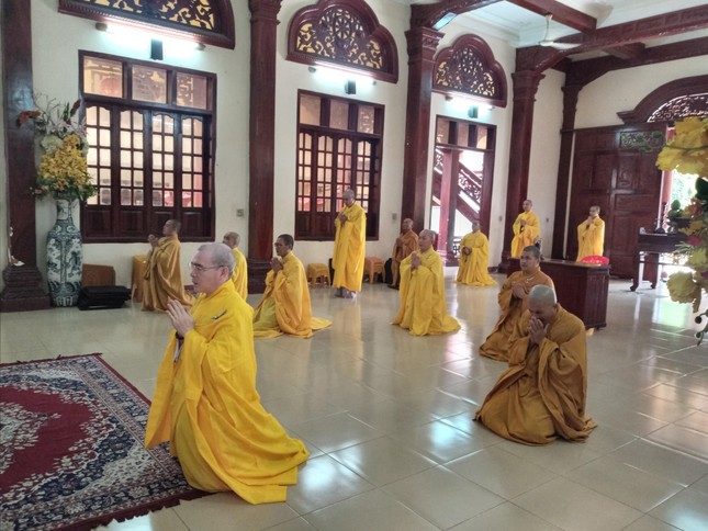 Chư tôn đức đảnh lễ Tam bảo, phát lồ sám hối Chư tôn đức đảnh lễ Tam bảo, phát lồ sám hối