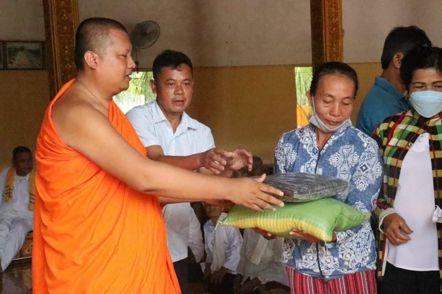 Đại đức Thạch Sa Thanh trao quà đến bà con