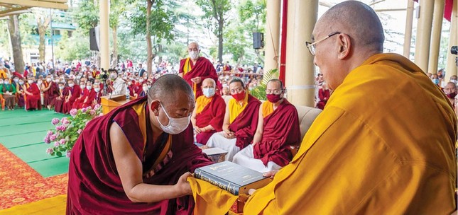 Đại từ điển Monlam là từ điển đầu tiên và lớn nhất thế giới về Tây Tạng được biên soạn suốt 9 năm