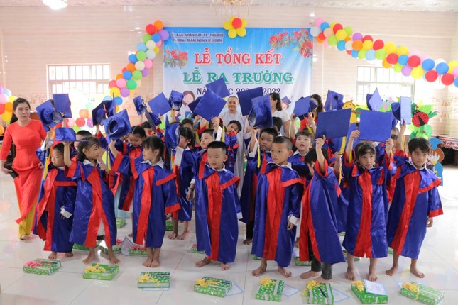 Hân hoan trong buổi lễ ra trường Hân hoan trong buổi lễ ra trường