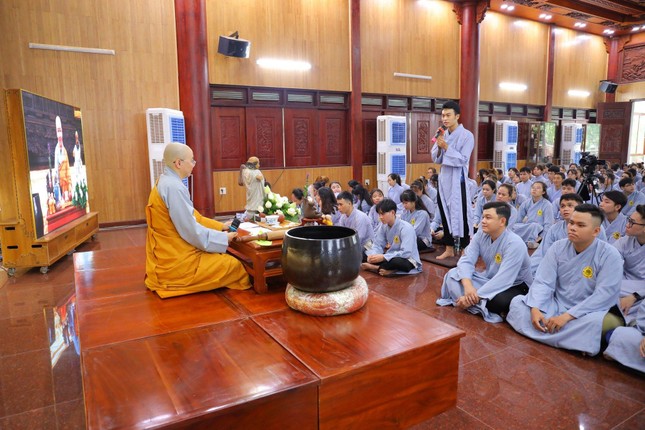 Ni sư Thích nữ Huệ Dâng chia sẻ Phật pháp tại khóa tu