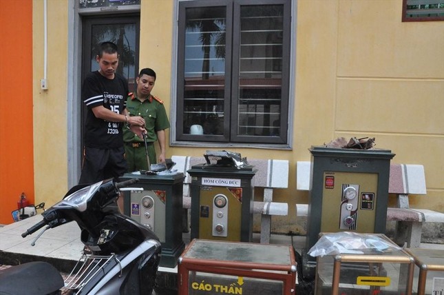 Đối tượng Phan Hữu Thuân cùng tang vật gây án - Ảnh: Công an cung cấp Đối tượng Phan Hữu Thuân cùng tang vật gây án - Ảnh: Công an cung cấp