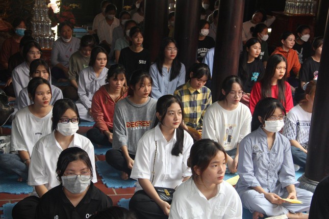 Hơn 300 học sinh về chùa Chí Linh dự lễ cầu nguyện mùa thi Hơn 300 học sinh về chùa Chí Linh dự lễ cầu nguyện mùa thi