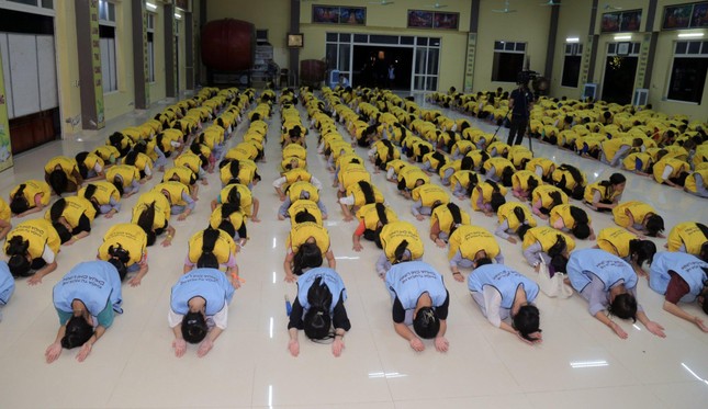 Em lạy Phật Em lạy Phật