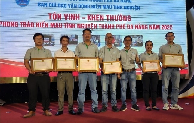 Các tình nguyện viên được nhận Bằng khen Các tình nguyện viên được nhận Bằng khen