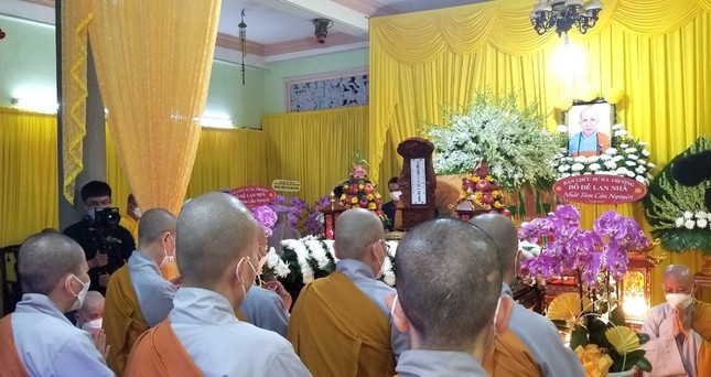 Chư Ni nhất tâm cầu nguyện