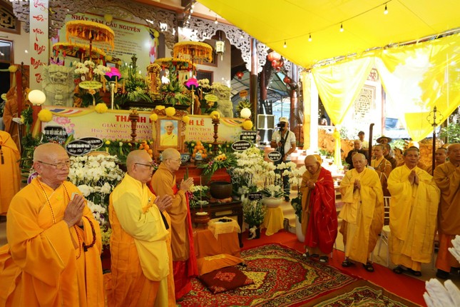 Chư tôn đức chứng minh buổi lễ