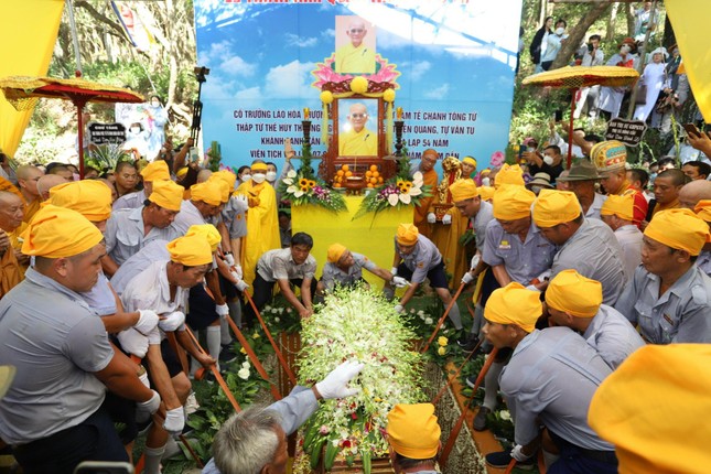 Kim quan Hòa thượng nhập bảo tháp tại khuôn viên chùa Bảo Lâm