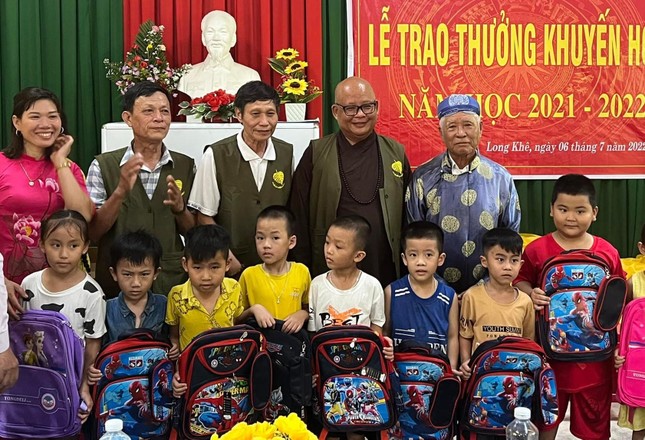 Đại đức Thích Nguyên Quang các thành viên trong đoàn trào học bổng cho các em Đại đức Thích Nguyên Quang các thành viên trong đoàn trào học bổng cho các em