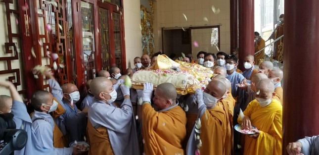 Cung thỉnh nhục thân Ni trưởng đến Giác linh đường Cung thỉnh nhục thân Ni trưởng đến Giác linh đường