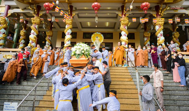 Kim quan Ni trưởng Tắc Thinh rời Giác linh đường Kim quan Ni trưởng Tắc Thinh rời Giác linh đường