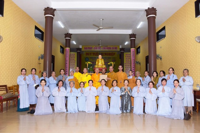 Hòa thượng Thích Huệ Đạt, Chứng minh Ban Trị sự GHPGVN tỉnh Quảng Ngãi, thiền chủ hạ trường Pháp Hóa tặng quà cho đoàn Hòa thượng Thích Huệ Đạt, Chứng minh Ban Trị sự GHPGVN tỉnh Quảng Ngãi, thiền chủ hạ trường Pháp Hóa tặng quà cho đoàn