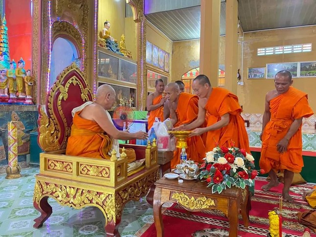 Cúng dường tịnh tài, tịnh vật đến Hòa thượng Thạch Sen Cúng dường tịnh tài, tịnh vật đến Hòa thượng Thạch Sen