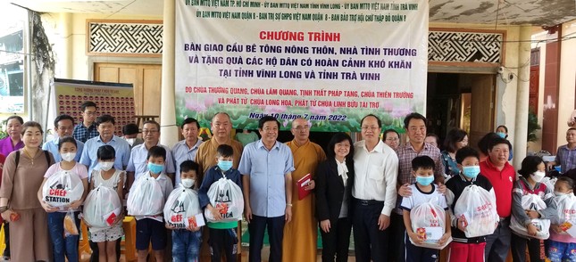 Đoàn phát quà và trao học bổng tại chùa Hội An Đoàn phát quà và trao học bổng tại chùa Hội An