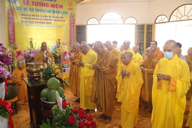 Chư tôn đức dâng hương tưởng niệm Ni sư Thích nữ Mẫn Liên