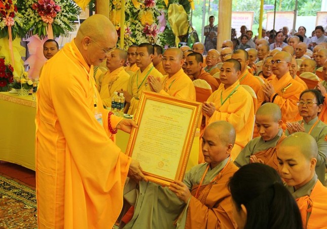 Hòa thượng Thích Huệ Phước trao quyết định bổ nhiệm trụ trì chùa Pháp Vân đến Sư cô Thích nữ Tịnh Ý Hòa thượng Thích Huệ Phước trao quyết định bổ nhiệm trụ trì chùa Pháp Vân đến Sư cô Thích nữ Tịnh Ý