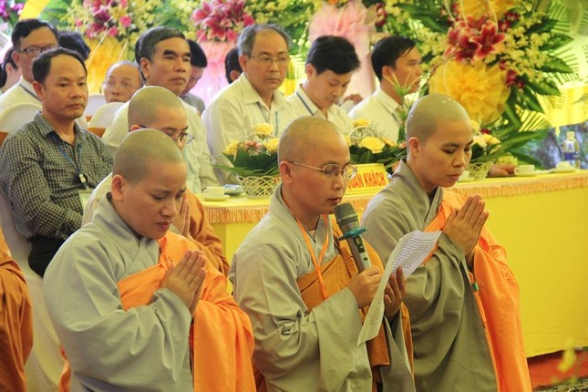 Sư cô Thích nữ Tịnh Ý, tân trụ trì chùa Pháp Vân dâng lời phát nguyện Sư cô Thích nữ Tịnh Ý, tân trụ trì chùa Pháp Vân dâng lời phát nguyện