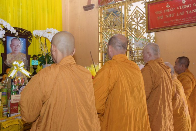 Chư tôn đức dâng hương cầu nguyện
