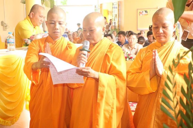 Sư cô Thích nữ Tịnh Liên dâng lời phát nguyện Sư cô Thích nữ Tịnh Liên dâng lời phát nguyện