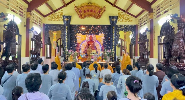 Đông đảo Phật tử tham dự buổi cúng dường trường hạ tại chùa Bửu Liên