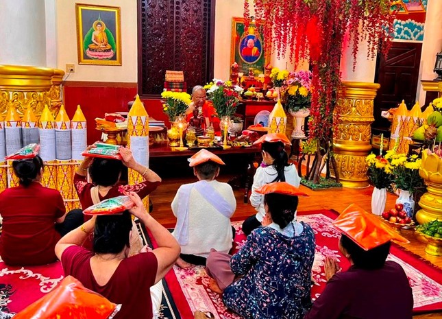 Phật tử cúng dường đèn hạ, y tắm mưa Phật tử cúng dường đèn hạ, y tắm mưa