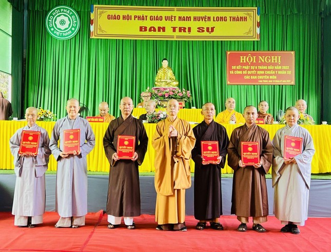 Thượng tọa Thích Huệ Khai trao quyết định chuẩn y nhân sự đến Ban Giáo dục Phật pháp Thượng tọa Thích Huệ Khai trao quyết định chuẩn y nhân sự đến Ban Giáo dục Phật pháp