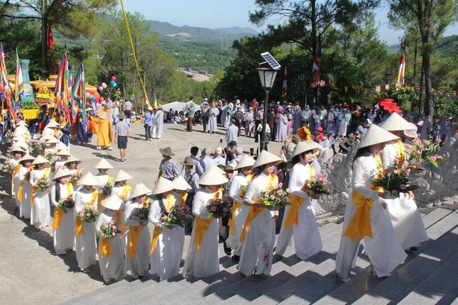 Dâng hoa cúng dường Đức Bồ-tát Quán Thế Âm Dâng hoa cúng dường Đức Bồ-tát Quán Thế Âm