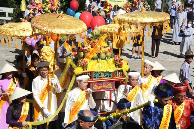 Dâng lễ vật cúng dường Dâng lễ vật cúng dường