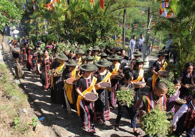 Từng đoàn xếp hàng vào dâng lễ cúng dường Từng đoàn xếp hàng vào dâng lễ cúng dường