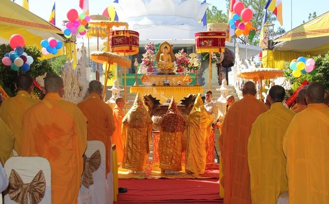 Chư tôn đức cử hành nghi thức theo truyền thống Phật giáo cố đô Chư tôn đức cử hành nghi thức theo truyền thống Phật giáo cố đô