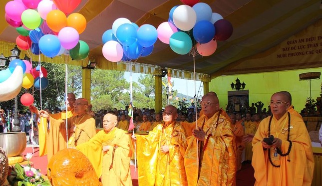 Thả bong bóng cầu nguyện hòa bình thế giới Thả bong bóng cầu nguyện hòa bình thế giới