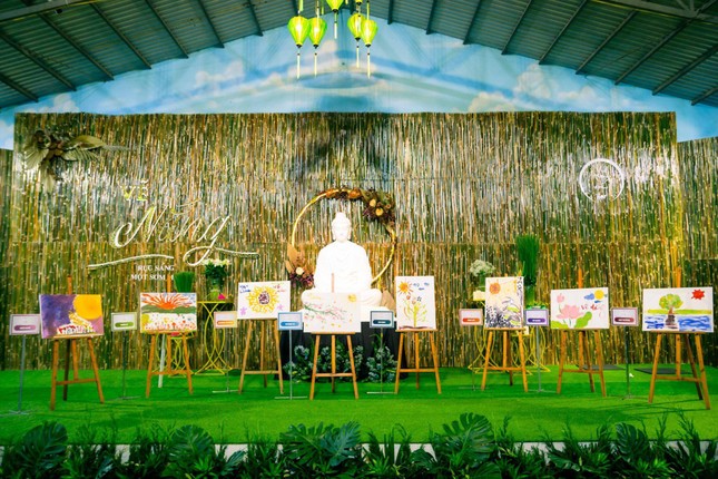 Tác phẩm tranh vẽ bằng dấu vân tay của các khóa sinh