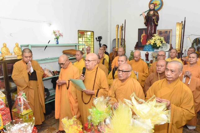 Chư tôn đức thành kính thắp hương tưởng niệm