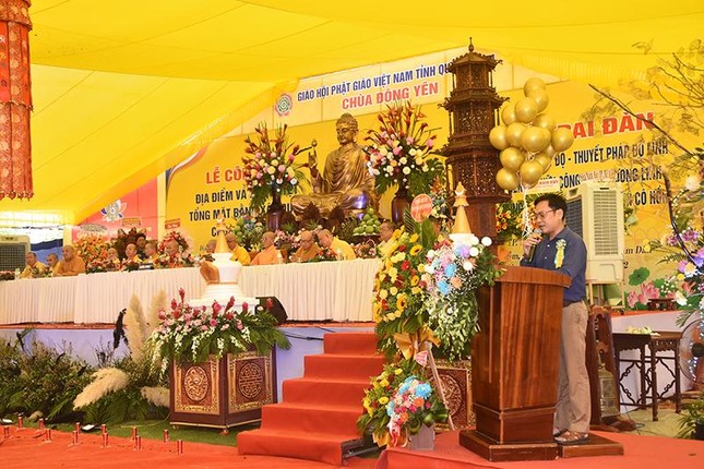 Ông Dương Văn Tuấn đọc quyết định công bố địa điểm và phê duyệt tổng mặt bằng xây dựng chùa Đông Yên Ông Dương Văn Tuấn đọc quyết định công bố địa điểm và phê duyệt tổng mặt bằng xây dựng chùa Đông Yên