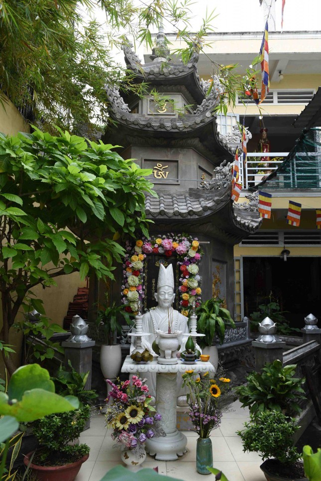 Bảo tháp cố Hòa thượng Thích Tâm Tựu trong khuôn viên chùa Thiên Sơn